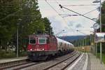 . Die SBB 430 360-8 zieht einen Tankzug durch die Haltestelle von Bietingen in Richtung Singen am 06.09.2017. (Jeanny)