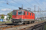 Re 430 361-6 durchfährt den Bahnhof Pratteln.