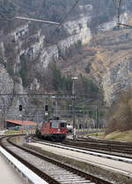 SBB: Einfahrt der Re 4/4 III 430 369-9 in Reuchenette Péry mit einem Güterzug ab RBL am 19.