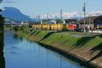 Auf Grund der eingleisigen Strecke muss Re 430 361-6 mit dem aus Richtung Buchs kommenden und soeben in Au eingefahrenen Postzug warten, bis der entgegenkommende Zug den Bahnhof von Au (SG) erreicht hat. Am 30.04.2018 wurde von der über den Rheintaler Binnenkanal führenden Brücke auf den Auslöser gedrückt.