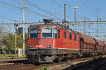 Re 430 354-1 durchfährt den Bahnhof Pratteln.