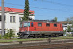 Re 430 358-2 durchfährt den Bahnhof Pratteln.