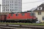 Re 430 359-0 durchfährt den Bahnhof Pratteln.