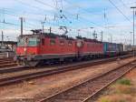 Re 4/4 II 11354 und eine Re 6/6 mit einem Hupac Zug am 15.12.03 in Basel Bad Bf