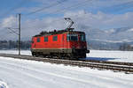 Erste Winteraufnahmen des Jahres 2019 aus meiner Region Solothurn mit Sonne und Schnee.

Re 430 363-2 als Lokzug.

Die Re 4/4 sind Universal-Elektrolokomotiven der SBB. Dementsprechend gelangen sie bei SBB CARGO vor allen Kategorien von Güterzügen zum Einsatz. Als  BOBO-Freund  widme ich bei meiner Einstellung vom 30. Januar 2019 die gesamte bei BB.de mögliche Serie bestehend aus sechs Bildern diesen fotogenen Maschinen.
Entstanden sind alle Aufnahmen am 29. Januar 2019 bei Deitingen.
Foto: Walter Ruetsch
 