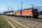 Schwerer Kesselwagenzug mit DT 430 bei Deitingen am 18. Februar 2019.
An der Spitze des Zuges wurde die Re 430 363-2 eingereiht.
Foto: Walter Ruetsh