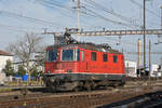 Re 430 353-3 durchfährt solo den Bahnhof Pratteln. Die Aufnahme stammt vom 21.02.2019.