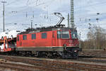 Re 430 359-0 durchfährt den badischen Bahnhof.