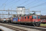 Doppeltraktion, mit den Loks 430 362-4 und 421 376-5, durchfährt den Bahnhof Pratteln.