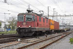 Re 430 352-5 durchfährt den Bahnhof Pratteln.