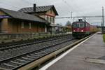 Re 430 352-5 durchfhrt mit einem Postzug am 29.11.2019 die Station Mllheim-Wigoltingen in Richtung Frauenfeld