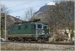 Re 4/4 III/430 364-0 als eine der Letzten in grün ist bei Maienfeld unterwegs nach Chur/Ems Werk.