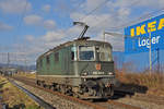 Re 430 364-0 fährt solo Richtung Bahnhof Lausen.