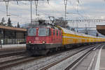 Re 430 370-7 durchfährt den Bahnhof Rupperswil.