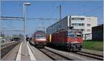 Die SBB Re 430 362-4 wartet in Morges mit ihrem Postzug die Überholung durch den schnelleren IC nach Genève ab.