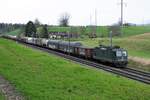 Güterzug von SBB CARGO mit der grünen Re 430 364-0 auf der Fahrt zwischen Wangen an der Aare und Niederbipp am 6.