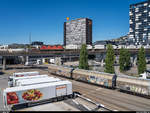 SBB Cargo Re 4/4 III 11358 mit Migros-Güterzug Gossau - Suhr am 4. September 2020 auf dem Hardturmviadukt der Güter-Verbindungslinie Oerlikon - Altstetten in Zürich. Darunter das Migros Verteilzentrum Herdern.