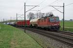 Zum traurigen Wetter passend.
Die reaktivierte Re 430 358-2 ohne Lokschilder und Schweizerkreuz auf der Stirnfront unterwegs bei Niederbipp am 30. November 2020.
Foto: Walter Ruetsch