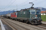 Erinnerung an die grüne SBB Re 430 364-0.
An einem herrlichen Julitag des Jahres 2011 bemühte sie sich noch zusammen mit einer Schwesterlok um einen Kesselwagenzug bei Deitingen.
Foto: Walter Ruetsch 