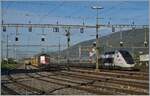 Während die SBB Re 4/4 III 11350 (Re 430 350-9 ) mit ihrem Postzug  Freie Fahrt  hat, wartet der Lyria TGV 4411 im Rangierbahnhof von Biel auf die Abfahrt nach Bern, von wo aus er dann nach Paris