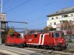 Re 4/4 113 der CrossRail und eine Rangierlok am 03.11.2007 in Spiez.