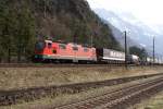 Die Schiebelok Re 4/4 III 11360 untersttzt die beiden Lokomotiven(nich zu sehen)beim Transport dieses Containerzuges.