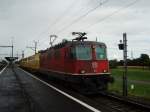 Re 4/4 III 11362 mit Postzug am 08.07.2008 bei Oberbuchsiten.Durch die hohe Geschwindigkeit wird der vordere Stromabnehmer angehoben.