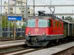 SBB - Re 4/4 11363 mit Postgterzug bei der durchfahrt im Bahnhof von Wohlen am 05.09.2008