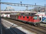 SBB-Cargo: Re 4/4 3 11352 (ex. SOB) verlsst am 9.4.09 mit einem 4Wagen Gterzug Luzern.