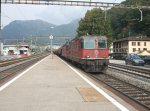 Die Re 4/4 ' 11370 + Re 6/6 11656  Travers  durchfahren am 08.10.09 den Bahnhof Taverne-Toricella mit einem GZ.