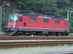 Re 4/4 11351 mit eingebauter Klimaanlage am 26.6.05 in Biasca