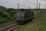 Die grne Re 4/4 III 11364 auf Solofahrt in Eglisau, am 6.8.10.