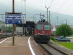 SBB - Re 4/4  11357 mit Postzug (1 Wagen) bei der Durchfahrt im Bahnhof Oensingen am 07.09.2010