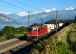 Eine Re 4/4 mit einem Containerzug am 01.09.2010 bei Einigen.