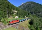 Eine Re 4/4 mit einem IR nach Locarno am 28.08.2012 oberhalb von Wassen.