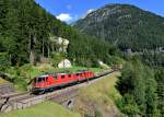 Eine Re 8/8 mit einem Gterzug am 28.08.2012 oberhalb von Wassen.