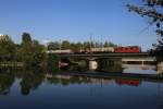 SBB Re 4/4 11353 berquert bei Wangen an der Aare den namensgebenden Fluss, 06.09.2013.