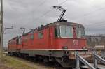 Re 4/4 III 11354 und eine Re 4/4 II 11244 am Güterbahnhof Muttenz.