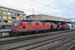 Re 4/4 III 11350, ex. SOB; die einzige Cargo BoBo mit nur einem Bgel, Tm 232 211-3 und Eem 923 002-2 abgestellt in Rotkreuz, 19.04.2014.