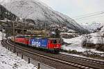 Re 420 347-7 mit Re 6/6 11682 befördern einen gemischten Güterzug bei der Wattinger Kurve in Wassen vorbei,Schublok an diesem Güterzug ist Re 4/4 II 11350.Bild vom 10.12.2014