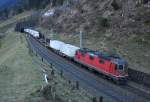 Die Re 4/4 III 11360 befindet sich mit ihrem Containerzug auf der obersten Stufe bei Wassen auf dem Weg Richtung Norden.