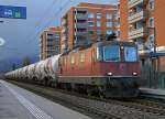 SBB: Re 4/4 11355 mit einem Blockgüterug für HOLCIM beim Passieren des neuen Bahnhofs Solothurn Allmend am 2.