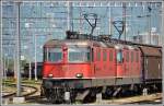 Re 4/4 III 11361 und eine Schwesterlok mit einem langen Redbullzug in Buchs SG.