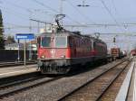 SBB - Re 10/10 an der Spitze die Re 4/4 11338 mit Re 6/6  11683 mit Güterzug bei der durchfahrt im Bahnhof Wohlen am 11.03.2016