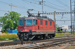 Re 4/4 III 11369 (430 369-9) durchfährt den Bahnhof Pratteln.