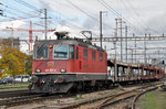 Re 4/4 III 430 367-3 (11367) durchfährt den Bahnhof Pratteln.