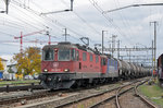 Re 4/4 III 430 350-9 (11350) und eine Re 421, durchfahren den Bahnhof Pratteln.