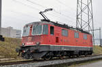 Re 4/4 III 430 360-8 (11360) wird auf einem Abstellgleis abgestellt.