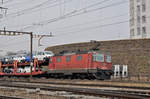 Re 430 354-1 (11354) durchfährt den Bahnhof Pratteln.