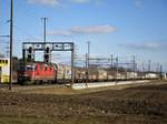 Ein Güterzug durchfuhr am 18.2.17 um 15.42 Uhr zwischen Bassersdorf und Kloten, die Bahnstrecke Winterthur-Zürich Oerlikon.